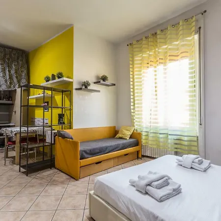 Yellow Vintage Studioflat Bologne