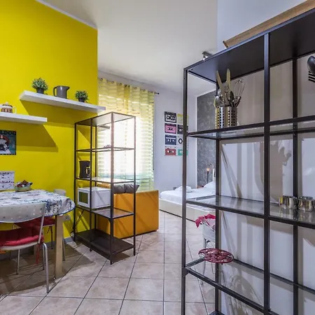 Apartment Yellow Vintage Studioflat Bologna